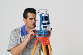 以下是CTS-622全站儀操作的關鍵點：   1.測量之前，應將電池充滿電并使用專用充電器充電。   2.設置儀器并完成居中和水平的兩個任務。   3.啟動：啟動后必須設置水平轉盤和垂直轉盤的指示器。   4.設置儀器參數：設置觀察條件參數，通信條件參數和測量單位。   5.對于角度測量：選擇水平角度顯示模式和水平刻度盤讀數的設置。   6.距離測量：應根據測量要求設置天氣校正，棱鏡類型，棱鏡常數和返回信號檢測，并選擇距離測量模式。   7.在坐標測量期間：（1）設置天氣校正，棱鏡類型，棱鏡常數，測距模式和返回信號的檢測。  （2）輸入儀器高度，棱鏡高度，測站數據，后視點坐標，并設置起始方向坐標的方位角。   8.放樣測量期間：設置水平刻度盤的讀數并選擇放樣模式。